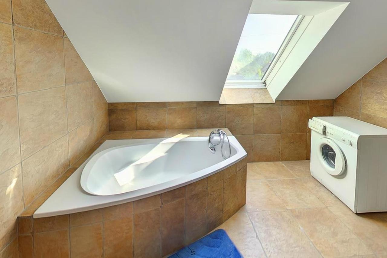 Highway House Hotel Kecskemét Eksteriør billede