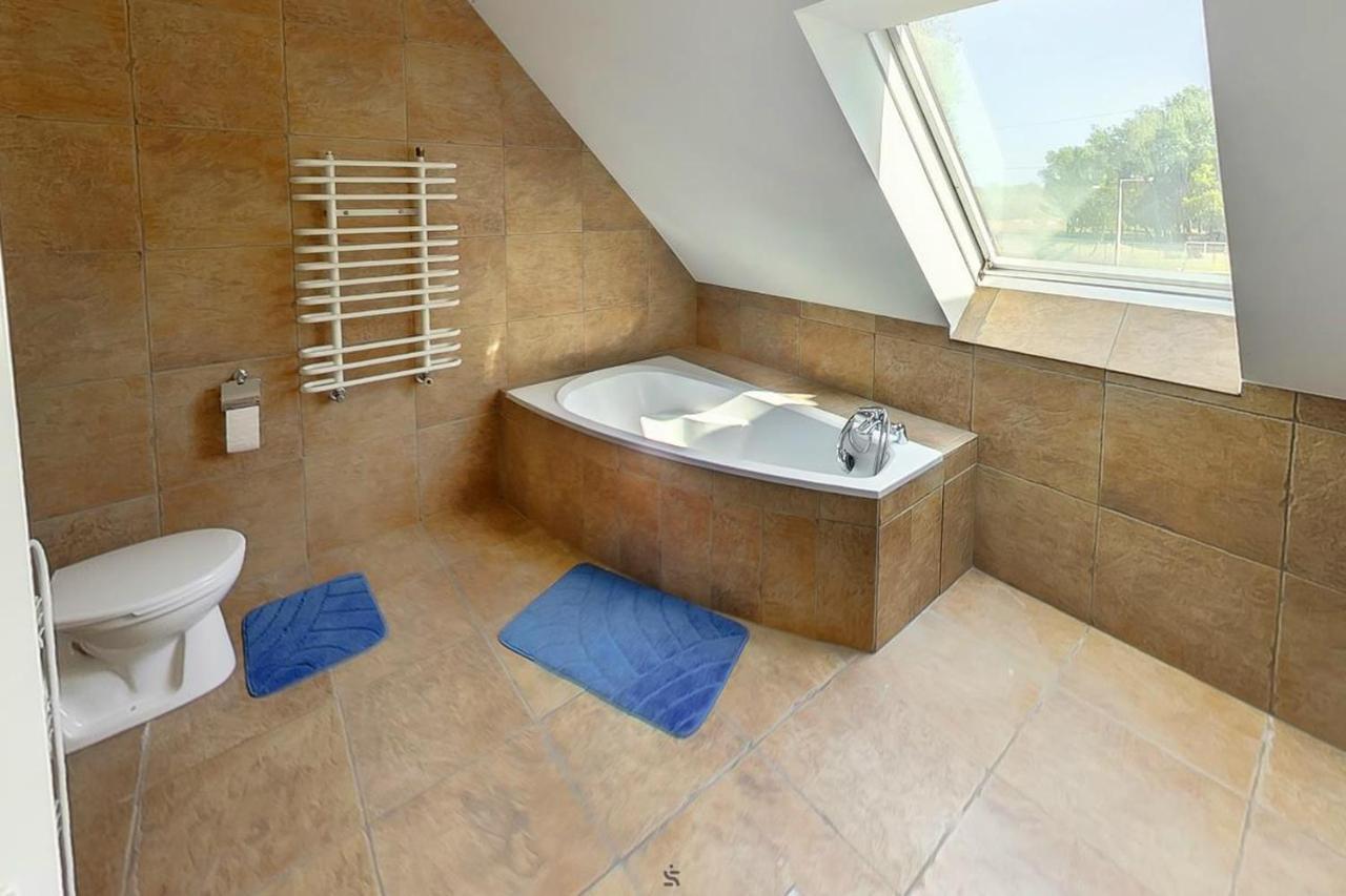 Highway House Hotel Kecskemét Eksteriør billede